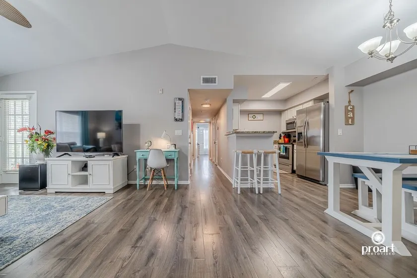 Gorgeous 3 bed 2 bath condo with pool near beach - Image 1