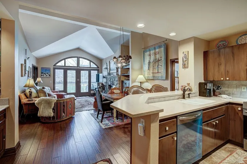 2BR Condo in Arrowhead Village - 5 Minute Walk to Chairlift, Mountain Views! condo - Image 1