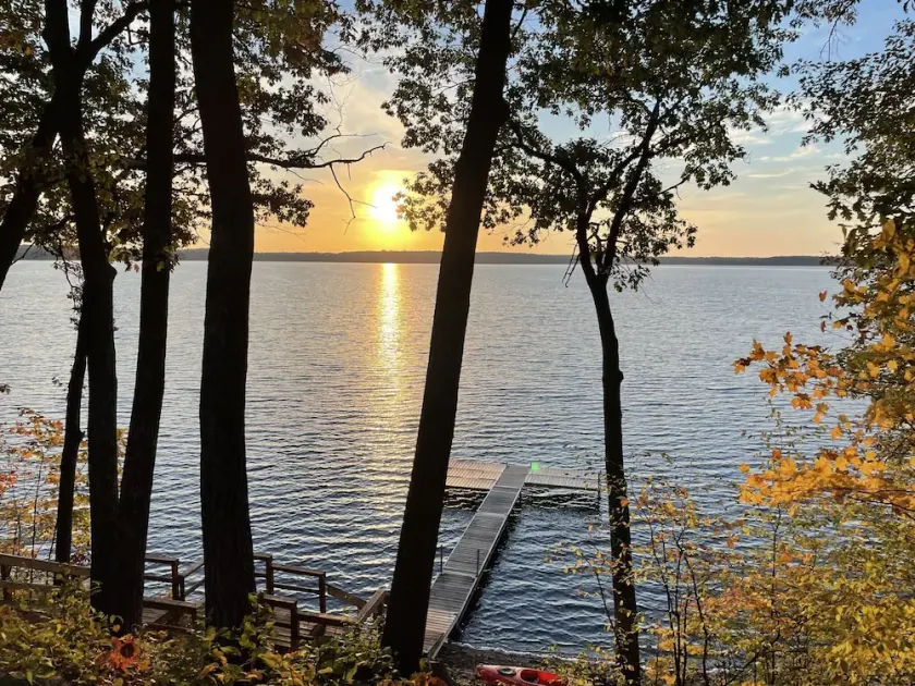 Stunning Sunrises from spacious Big Round Lake Cabin - Image 1