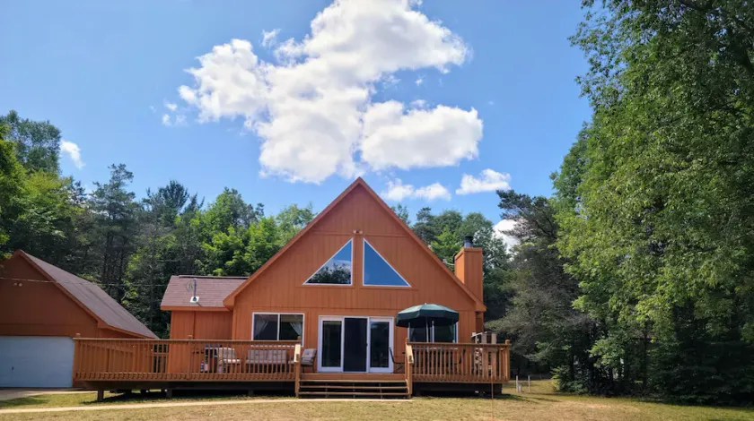 Chalet Getaway on 20 Acres - Image 1