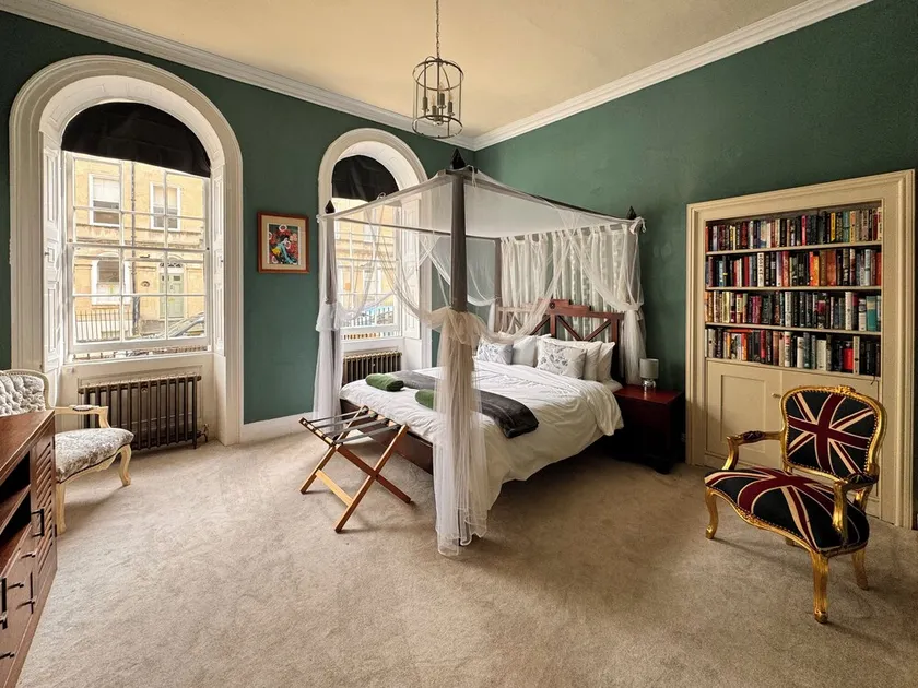 Grade 1 - Centrally located Georgian Maisonette - 2 bedroom - Image 1