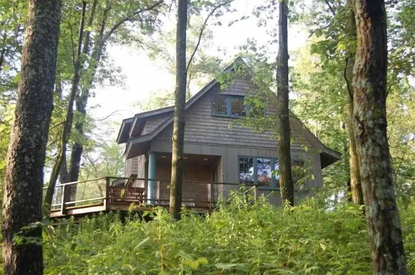 Scenic Luxury Cabin, Avskilt Woods, Blue Ribbon Trout Stream - Image 1