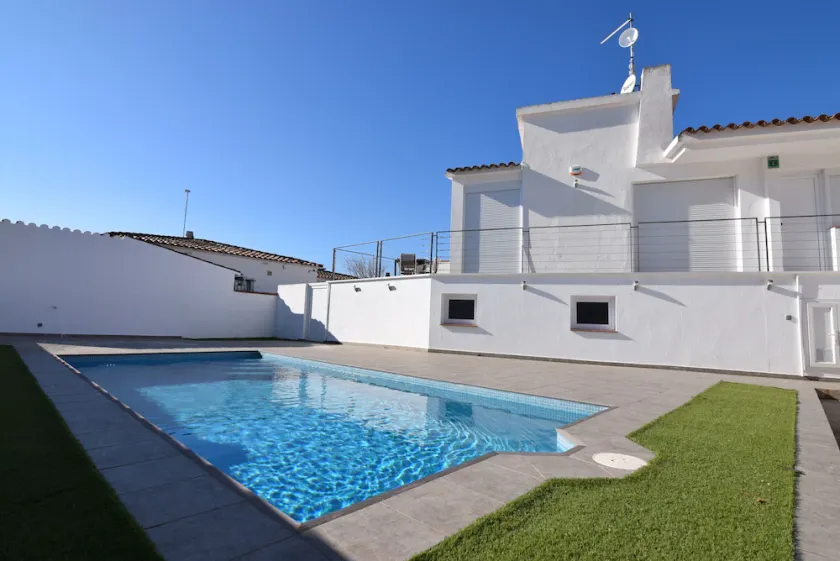 382-Beautiful modern house with private swimming pool - Image 1