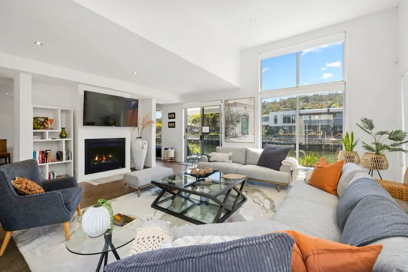 The Cove - Luxury Waterfront Accommodation - Image 1