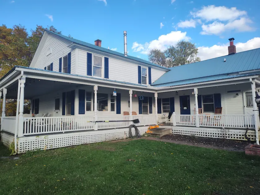 Apartment in historic farmhouse - Image 1