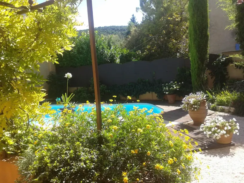 Pool Village CLASS NAHE MEER CAMARGUE ALPILLES LUBERON RUHE GARANTIERT - Image 1