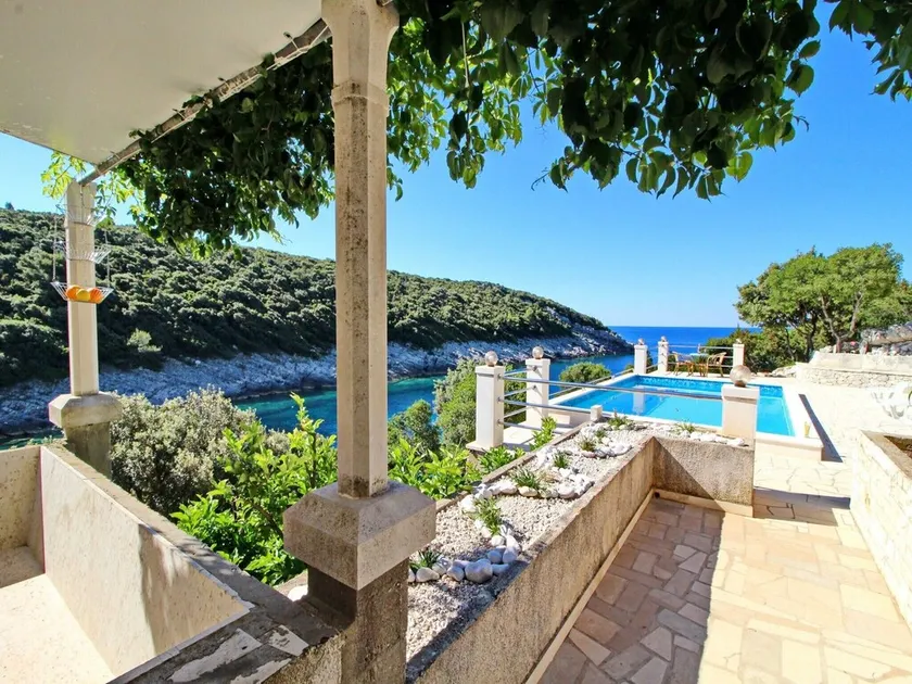 Appartement avec terrasse, piscine privée et barbecue | Vue sur l'eau - Image 1