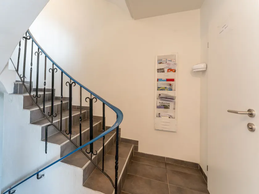 Spacious apartment with south-facing terrace - Image 1