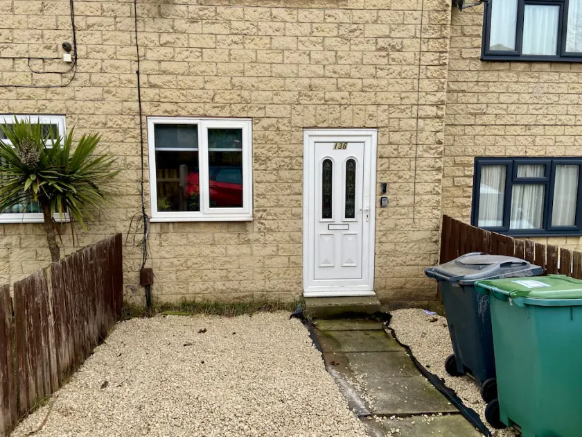 Comfortable 1 Bed Retreat in Batley - Sleeps 3 - Image 1