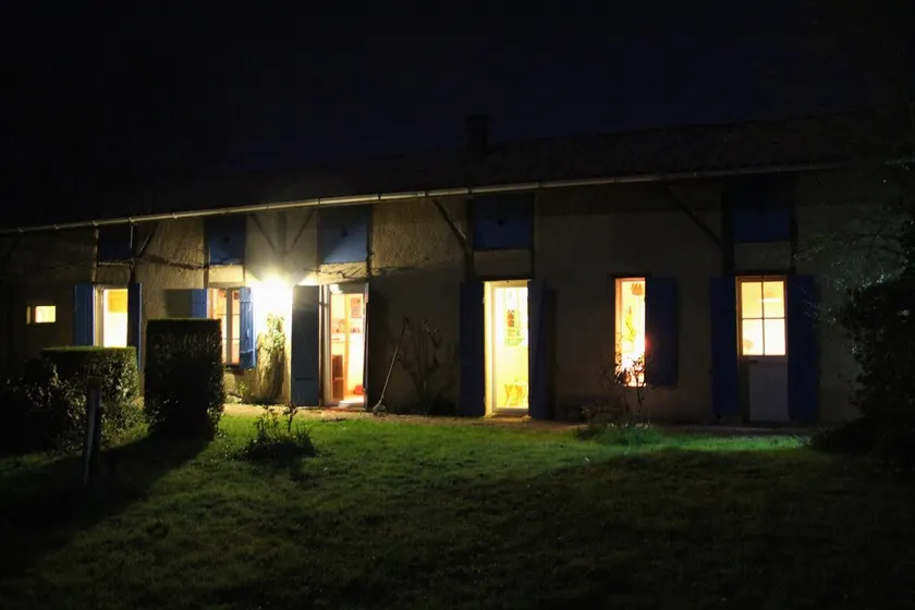 Detached house in \"plain\" countryside and \"plain\" foot colors and fantasies ... - Image 1