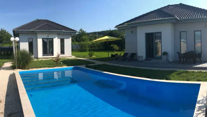 Casa vacacional amueblado de forma moderna con piscina, lavadora y lavavajillas - Image 1
