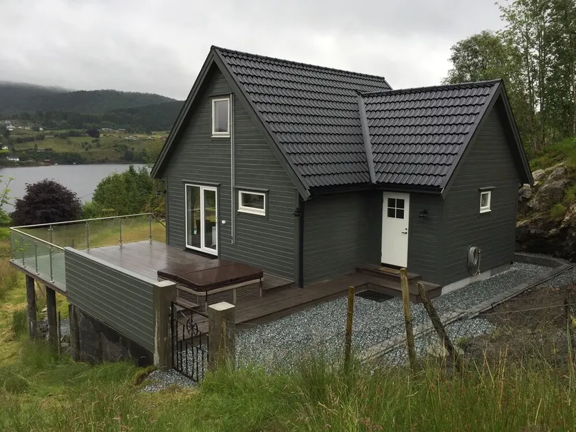 Stor kabine til leje i smukke Nordhordland. Tæt på havet, med terrasse og spabad. - Image 1
