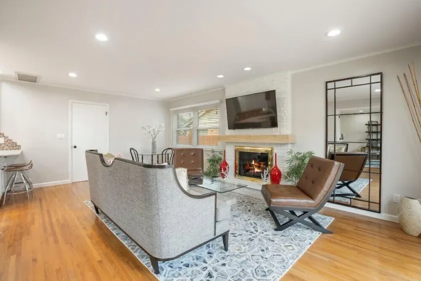 Southern Hills Stunner! 3bd/2bth - Image 1