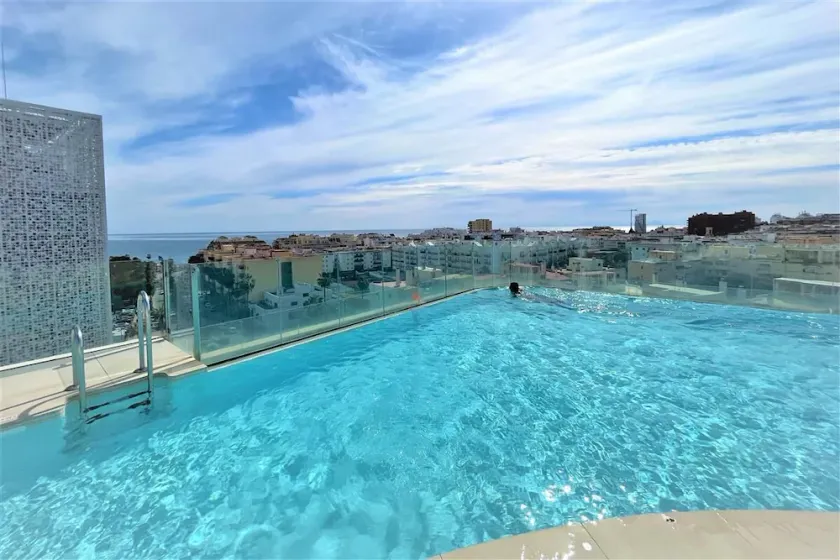 Appartement luxueux avec piscine à débordement, Centre-ville, à quelques pas de la plage et bars - Image 1