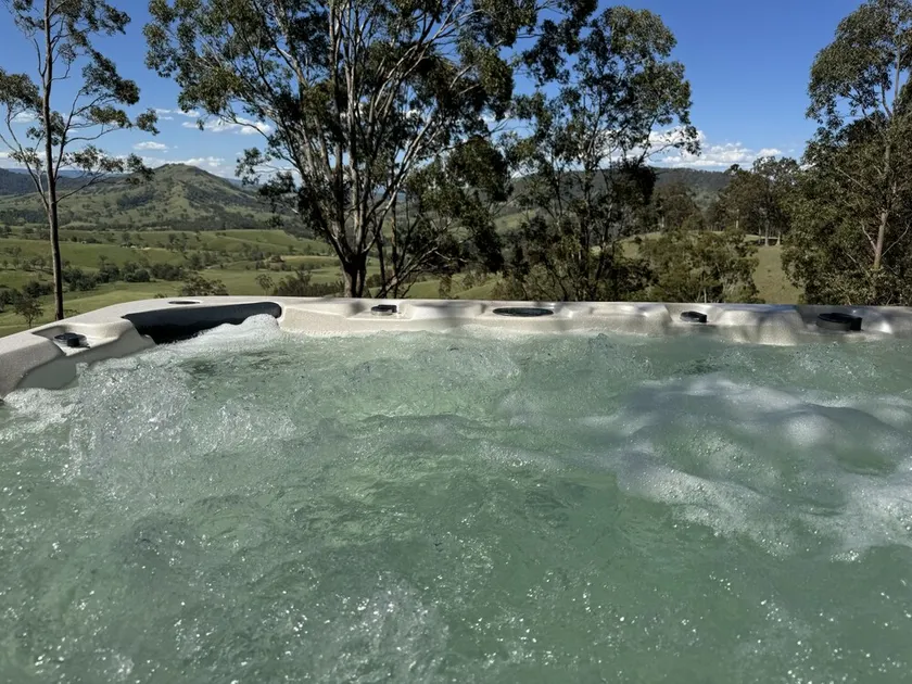 Home with stunning views in Hunter Valley. 10pp hot tub spa & Tesla charger - Image 1