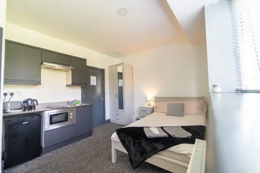 Spacious 1-bed Studio in Birmingham - Image 1