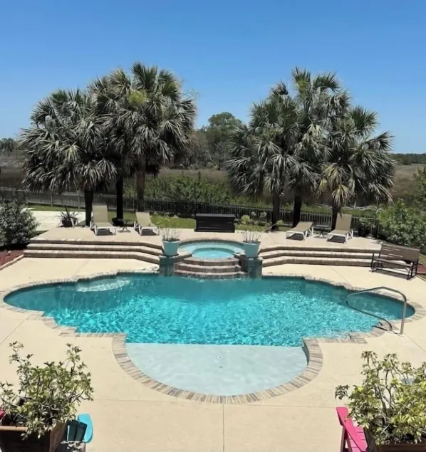 Resort Style Pool, Dock, Pickleball, Kayaks, + so much more! - Image 1