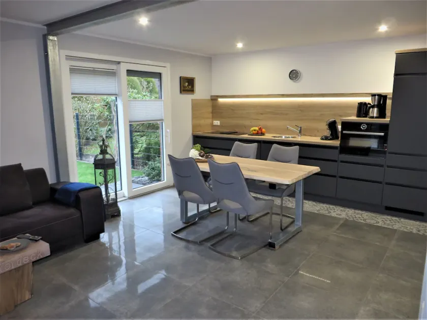 Look forward to relaxing on approx. 54 square meters of living space in the Berumbur vacation park near the North Sea coast. Our facilities: fenced property (ideal for dog owners), parking space, garage for bicycles/e-bikes, underfloor heating... - Image 1