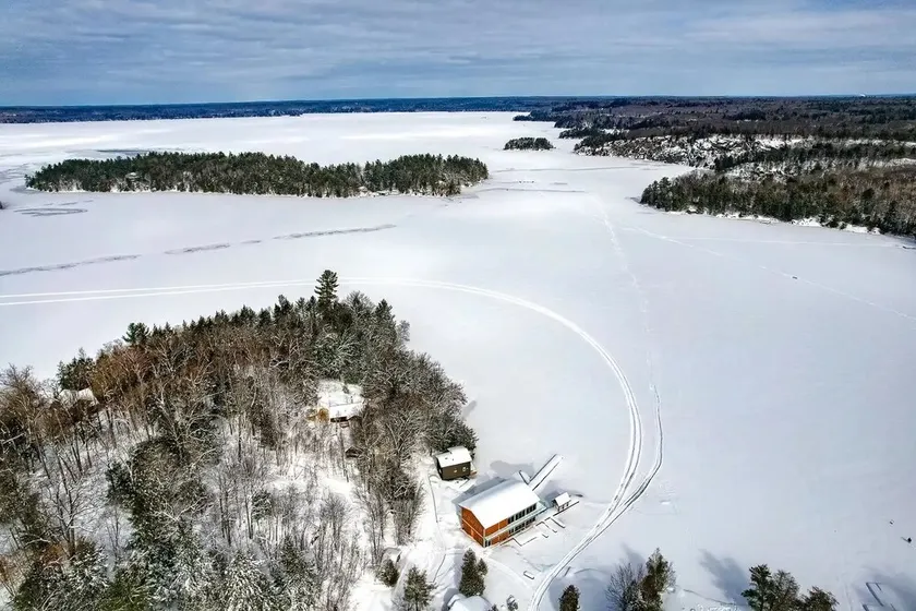 Winter relaxation getaway lake front Muskoka cottage with spectacular views - Image 1