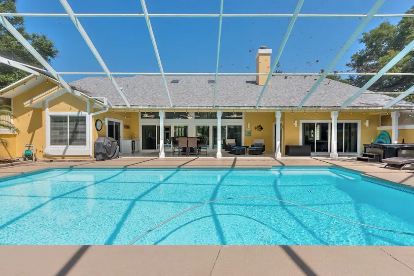 Executive 3-Bedroom Hangar Home within Spruce Creek Fly-In, live 24 hr security. - Image 1