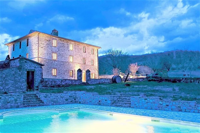 Superb Farmhouse with Swimming Pool in the Green Heart of Italy - Image 1