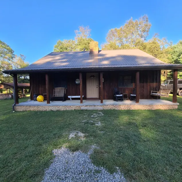 Charming Private Cabin that  is cozy and quiet.  Sleeps 7 with two bathrooms. - Image 1