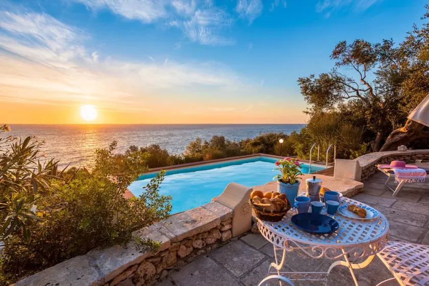 MAREBLU, trullo med pragtfuld veranda mod havet inde i Franchina - Image 1