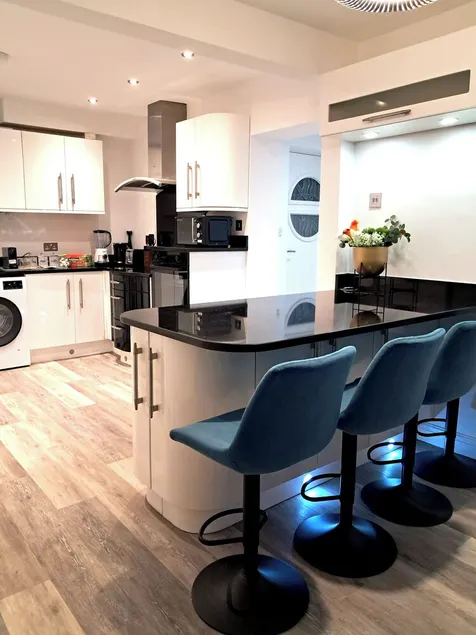 2 Bed Home - Parking Private Garden Wifi - Image 1