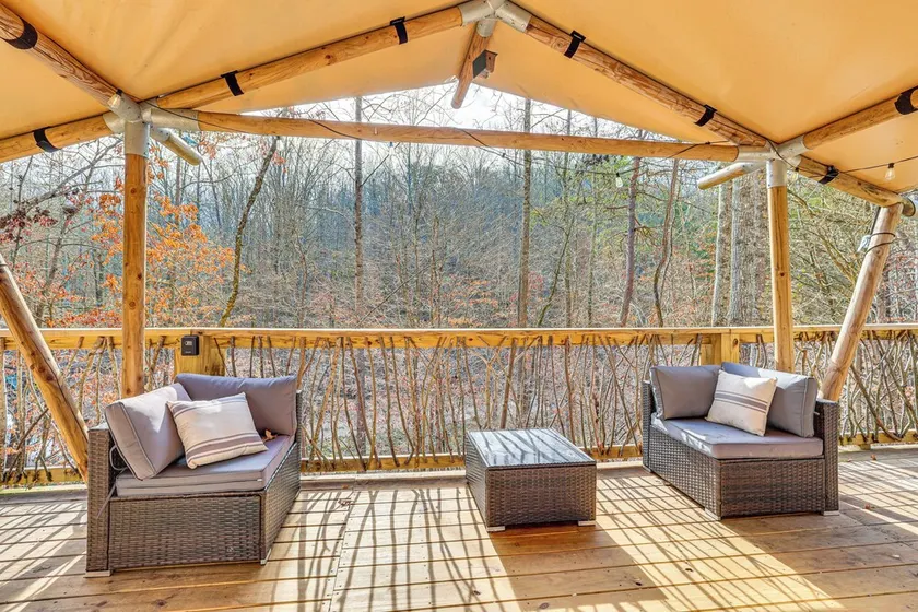 Georgia Group Glamping Getaway: Soak, Hike & Play - Image 1