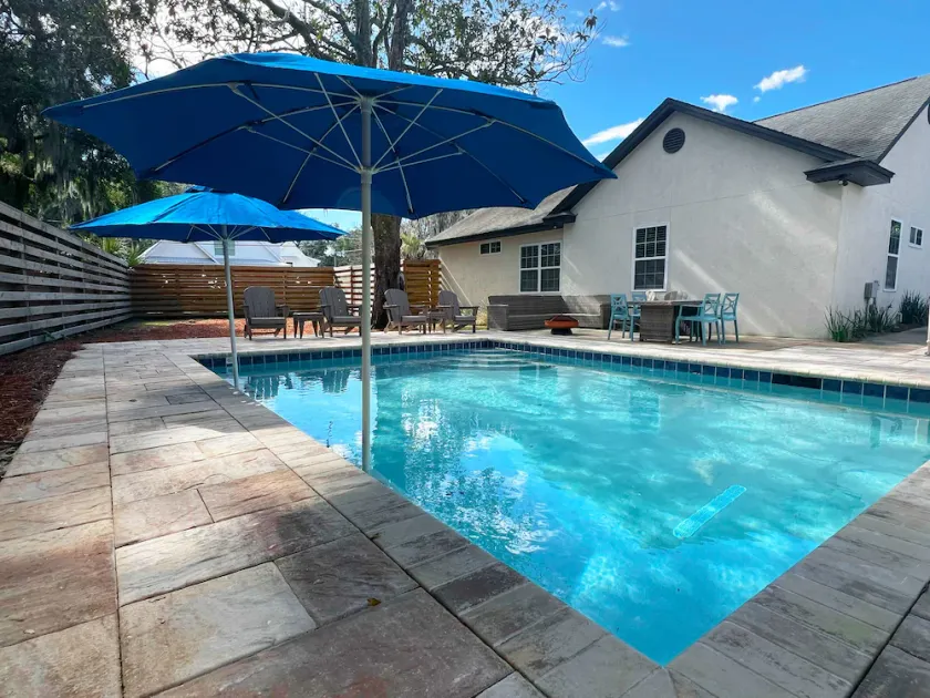 Heated Pool • Walk to Beach & Pier • 2 King Ensuites On Main • Fenced Yard - Image 1