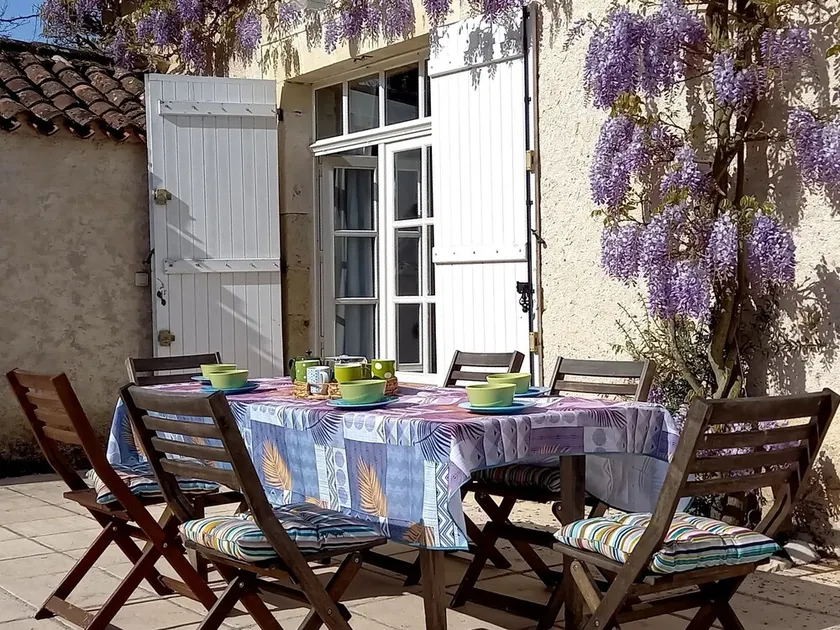 Spacious cottage with comfort and 2 terraces on quiet estate - Image 1