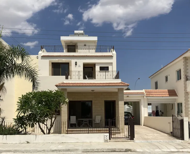Larnaca Bay Villa com piscina privativa, vista para o mar, em um belo local. - Image 1