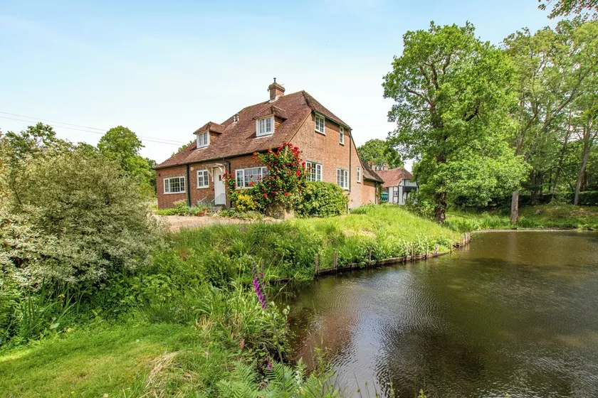 Charming detached cottage in peaceful, rural setting with woodland & ponds - Image 1