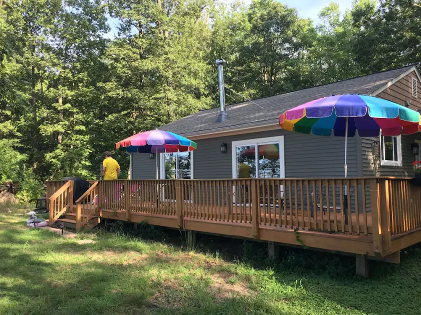 Out where the blacktop ends: Rent our 2BR country lover's retreat. - Image 1