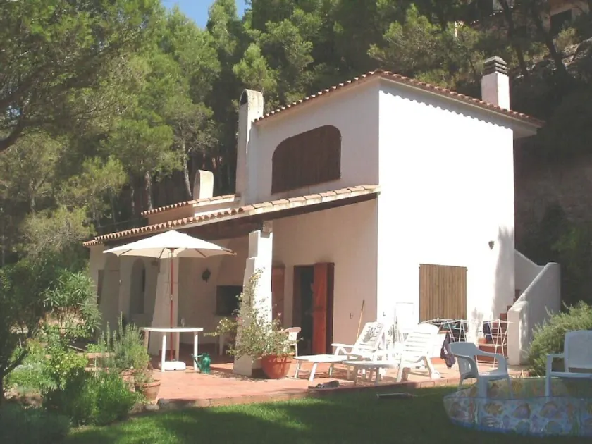 Beautiful detached villa close to sandy beach, shops and restaurants - Image 1