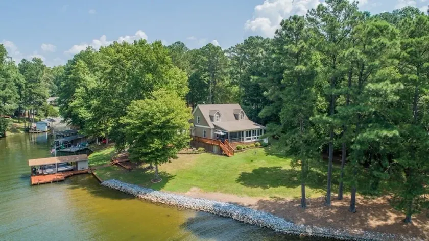 Dog Friendly, 370+ ft of Waterfront, dock access and kayaks! - Image 1