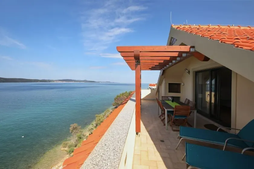 Waterfront top floor apartment overlooking the sea & islands - Image 1