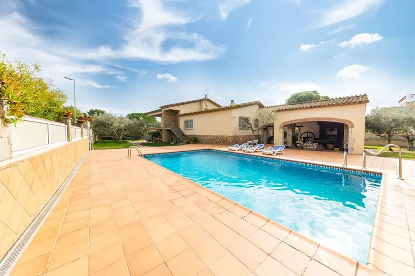 Nuria: Rymlig villa med privat pool och trädgård - Image 1