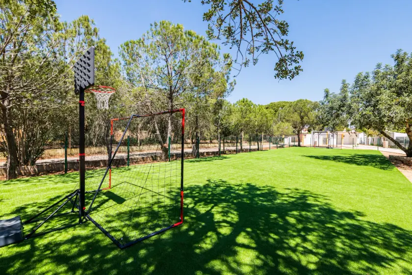 Private complex in Vale do Lobo with a soccer field that can accommodate 51 people - Image 1