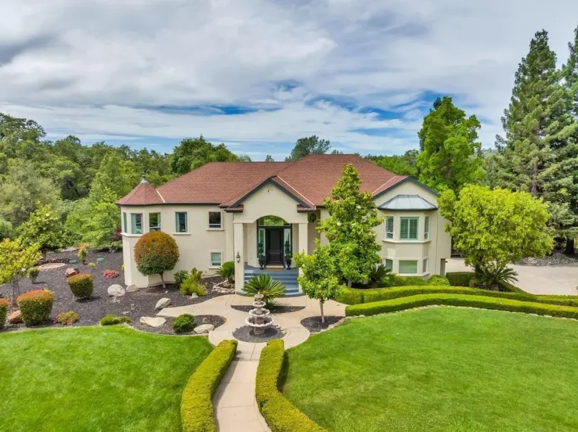 Stunning Country Retreat with Pool, Hot Tub, Pond & Theatre Room! - Image 1