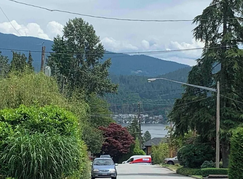 2 bedroom Suite, 5 minutes to Deep Cove - Image 1