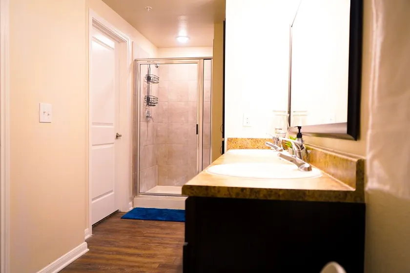 Amazing spacious 2 bed 2 bath room with W/D - Image 1