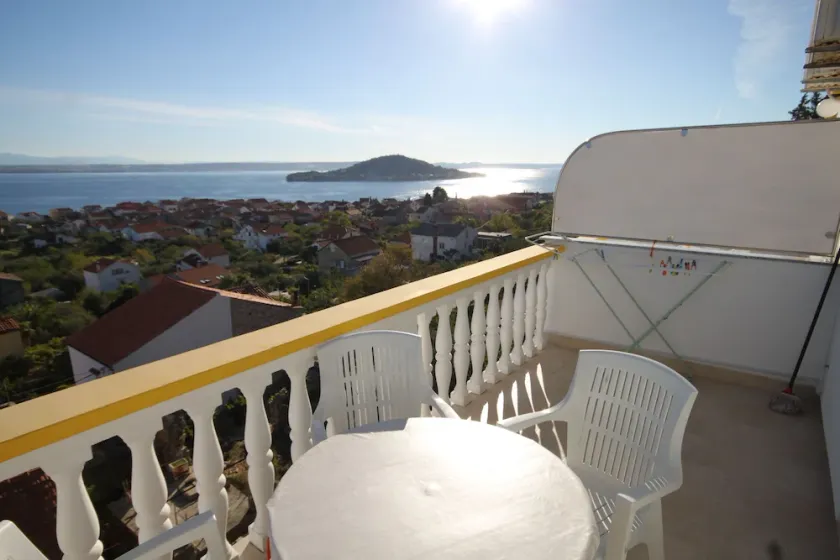 Apartamento de una habitación con terraza y vista al mar Preko, Ugljan (A-8417-b) - Image 1