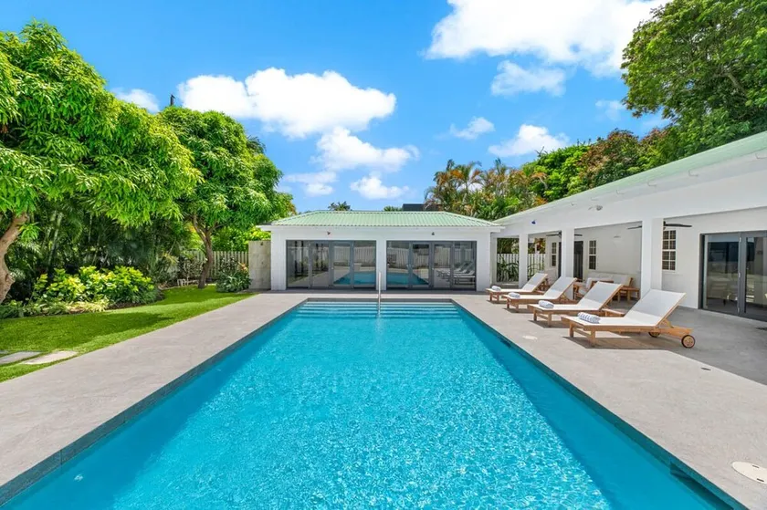 Moonflower Villa: Luxe 3-bed Oasis on West Coast - Image 1