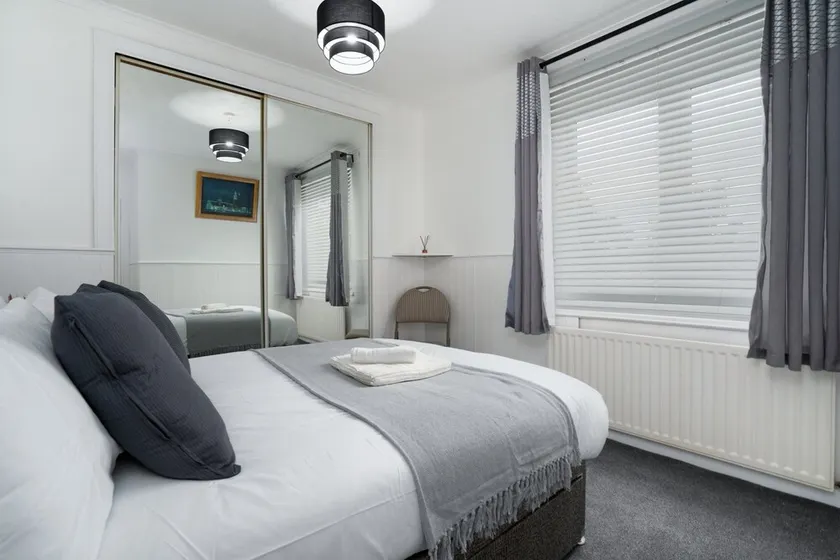 2-Bed Flat Wishaw Free Parking Family-Friendly - Image 1
