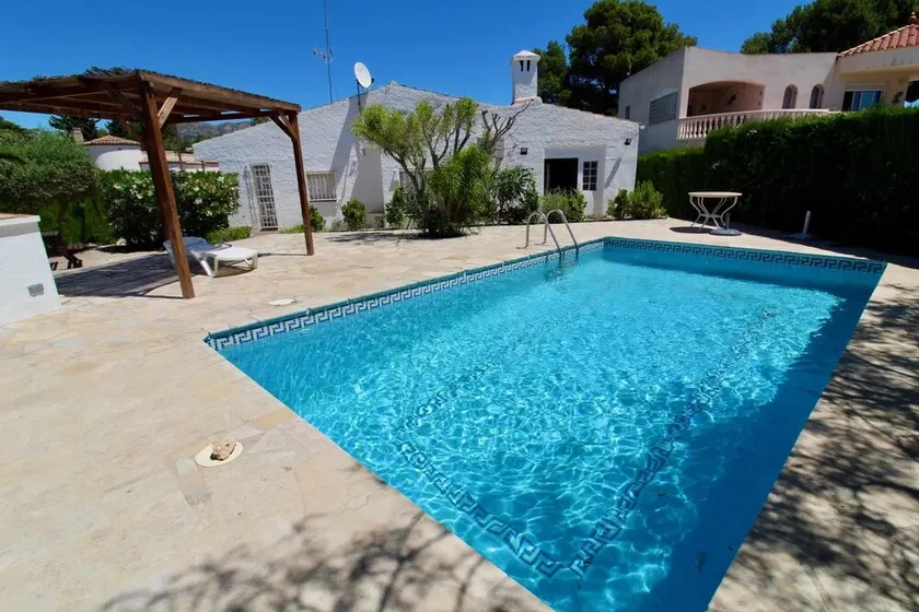 Detached single storey house with garden and private pool Wifi - Image 1