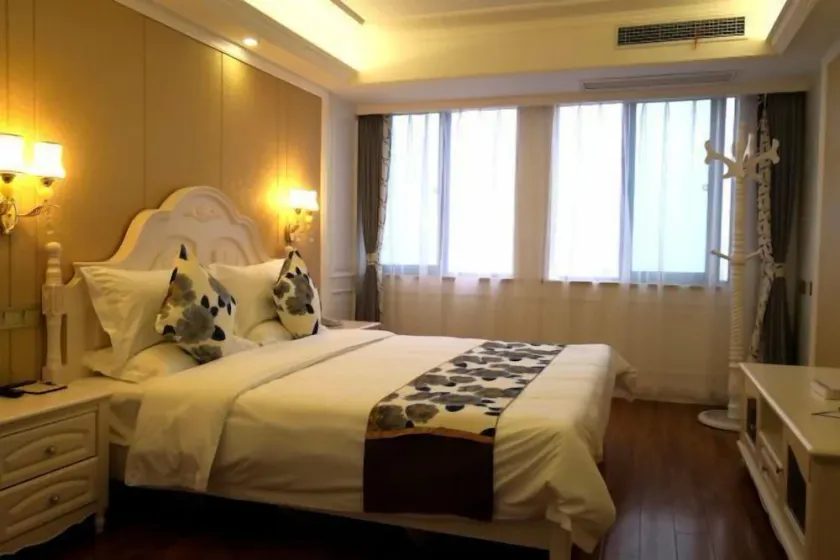 Zhonghai Hotel (Shuihuiyuan) - Image 1