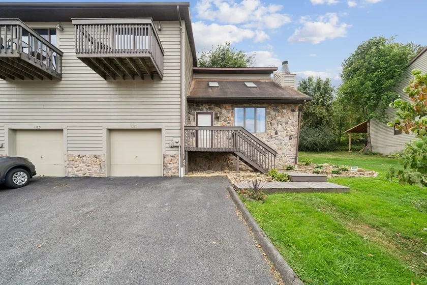3 Bedroom Townhome next to Cheat Lake / Sunset Beach Marina! - Image 1