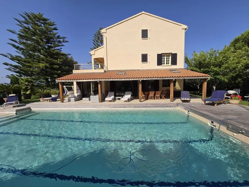 Luxury villa with pool by the sea. - Image 1