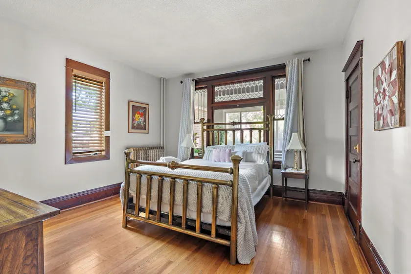 Cottage in the City - Historic Charm, Modern Touch - Image 1